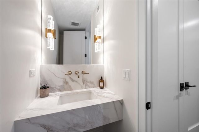 529 N Hartland Court, Chicago, IL 60622