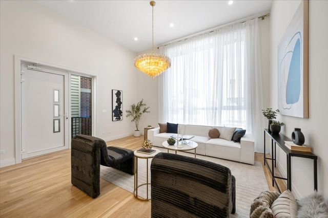 529 N Hartland Court, Chicago, IL 60622