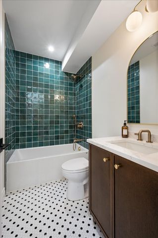 529 N Hartland Court, Chicago, IL 60622