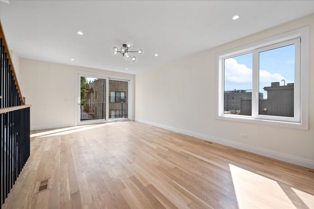 529 N Hartland Court, Chicago, IL 60622