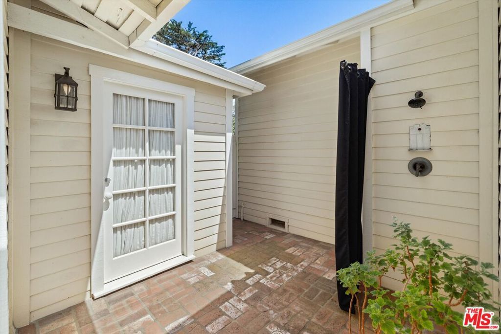 Image 31 of property listing at 1520 Willina Lane, Santa Barbara, CA 93108