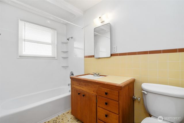 2845 21st Avenue W, Seattle, WA 98199