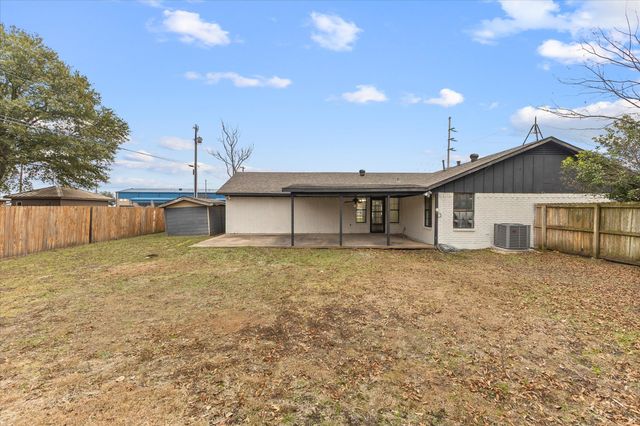 312 E Cottonwood Street, Leonard, TX 75452