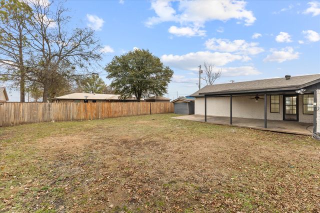 312 E Cottonwood Street, Leonard, TX 75452
