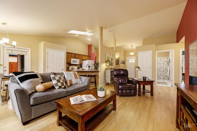 947 N Echohawk Way, Eagle, ID 83616