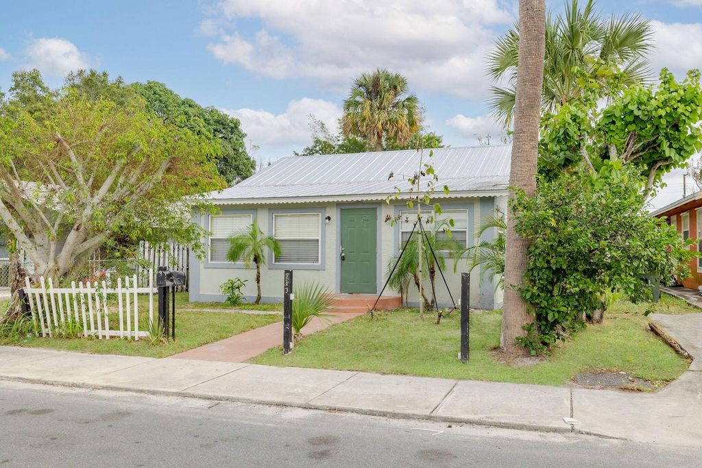 921 SE Nassau Avenue, Stuart, FL 34994