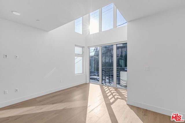 2000 N Beachwood Drive 1, Los Angeles, CA 90068