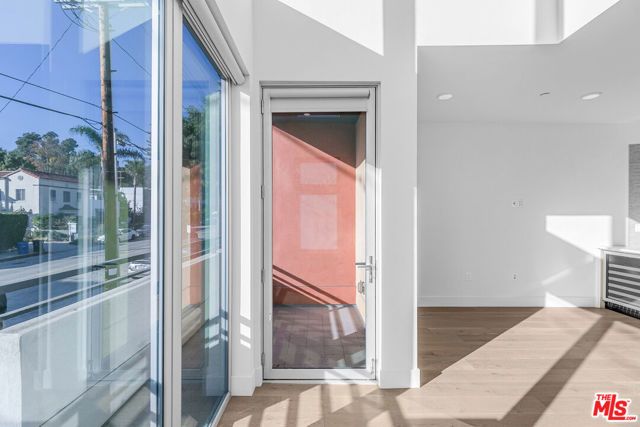 2000 N Beachwood Drive 1, Los Angeles, CA 90068