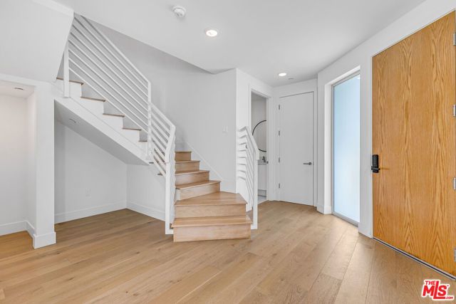 2000 N Beachwood Drive 1, Los Angeles, CA 90068