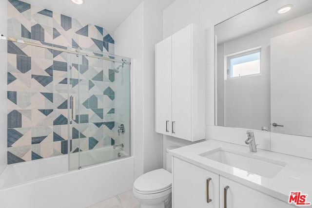 2000 N Beachwood Drive 1, Los Angeles, CA 90068