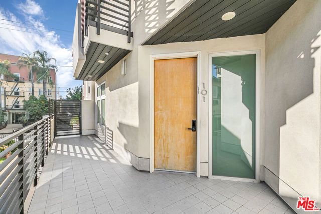 2000 N Beachwood Drive 1, Los Angeles, CA 90068