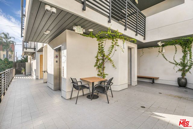 2000 N Beachwood Drive 1, Los Angeles, CA 90068