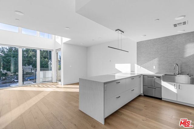 2000 N Beachwood Drive 1, Los Angeles, CA 90068