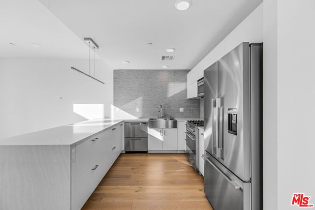 2000 N Beachwood Drive 1, Los Angeles, CA 90068