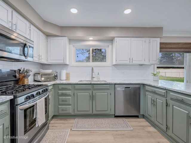 657 W Armitage Avenue, Elmhurst, IL 60126