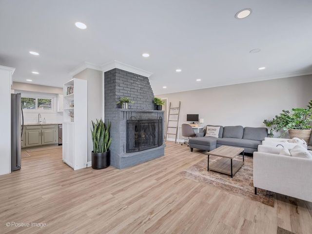 657 W Armitage Avenue, Elmhurst, IL 60126