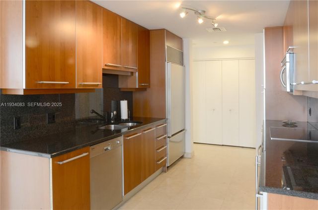 901 Brickell Key Blvd 705, Miami, FL 33131