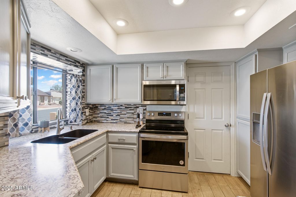 905 E BLUEFIELD Avenue, Phoenix, AZ 85022