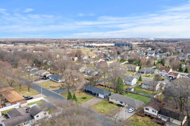 966 Oak Ridge Point NE, Blaine, MN 55434