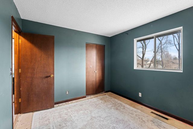 966 Oak Ridge Point NE, Blaine, MN 55434