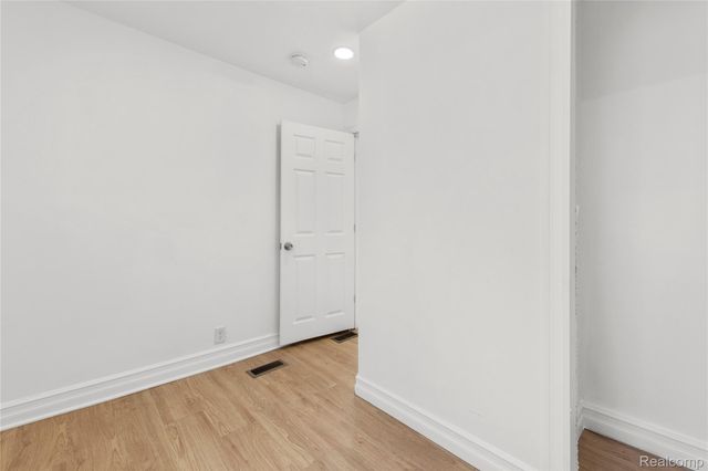 1523 E Madge Avenue, Hazel Park, MI 48030