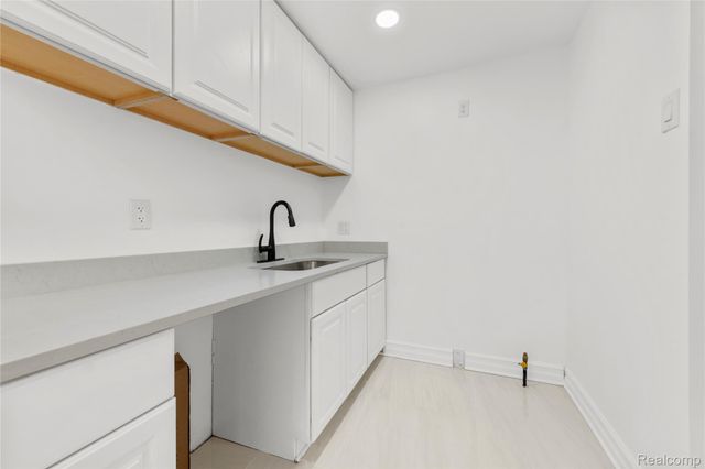 1523 E Madge Avenue, Hazel Park, MI 48030