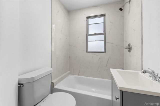 1523 E Madge Avenue, Hazel Park, MI 48030