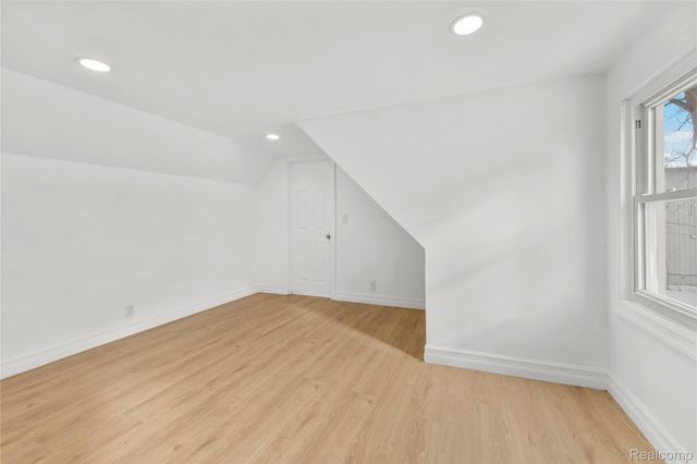 1523 E Madge Avenue, Hazel Park, MI 48030