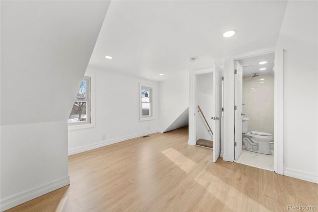 1523 E Madge Avenue, Hazel Park, MI 48030