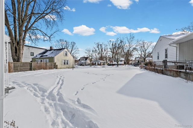 1523 E Madge Avenue, Hazel Park, MI 48030