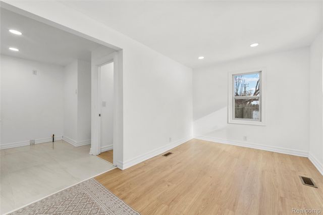 1523 E Madge Avenue, Hazel Park, MI 48030