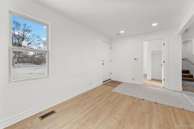 1523 E Madge Avenue, Hazel Park, MI 48030