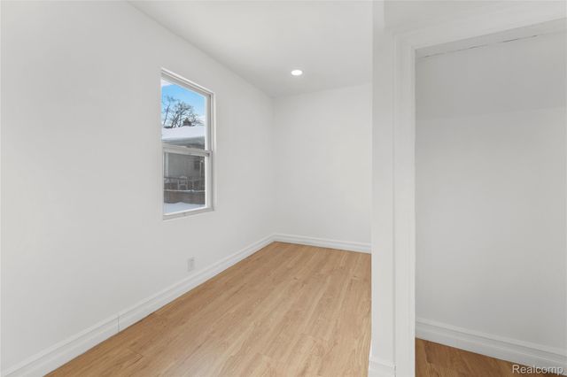 1523 E Madge Avenue, Hazel Park, MI 48030