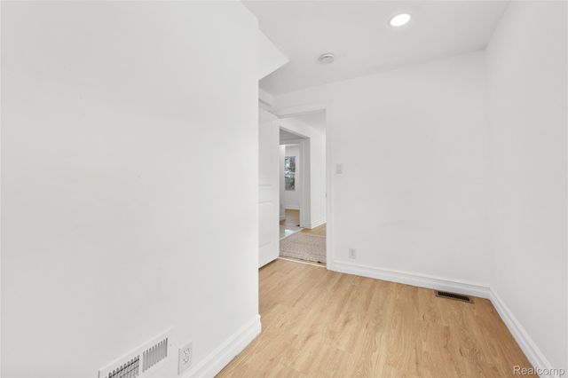 1523 E Madge Avenue, Hazel Park, MI 48030