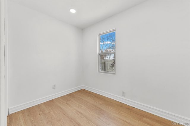 1523 E Madge Avenue, Hazel Park, MI 48030