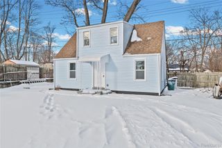 1523 E Madge Avenue, Hazel Park, MI 48030
