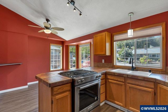 2537 Hoo Doo Dr NW, Salem, OR 97304