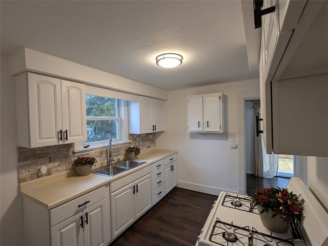 2019 Parkdale Ave., Hermitage, PA 16148