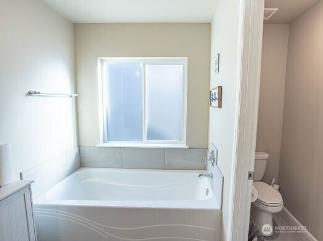 17622 Crossing Drive E, Puyallup, WA 98374