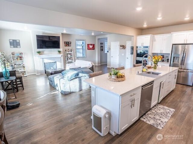 17622 Crossing Drive E, Puyallup, WA 98374