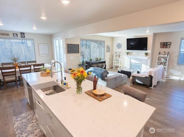 17622 Crossing Drive E, Puyallup, WA 98374