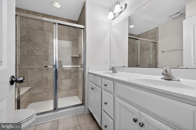 8 IRON GATE RD, Sicklerville, NJ 08081