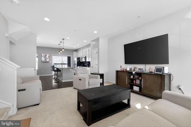 8 IRON GATE RD, Sicklerville, NJ 08081