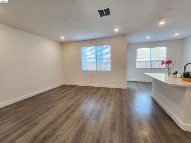 417 Mystic Ln, Pittsburg, CA 94565