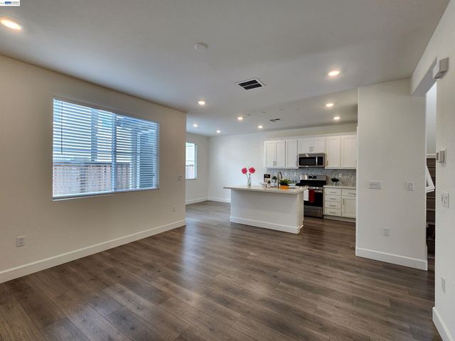 417 Mystic Ln, Pittsburg, CA 94565