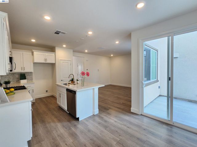 417 Mystic Ln, Pittsburg, CA 94565