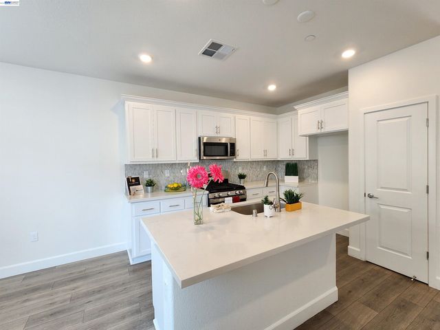 417 Mystic Ln, Pittsburg, CA 94565