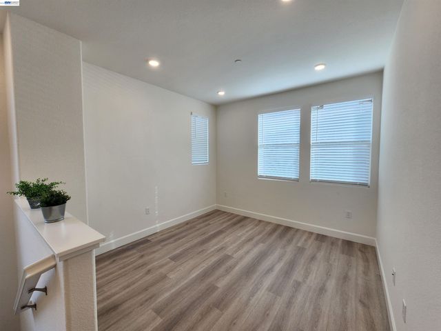 417 Mystic Ln, Pittsburg, CA 94565