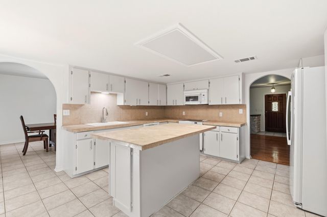 606 Rolling Hills RD, Liberty Hill, TX 78642