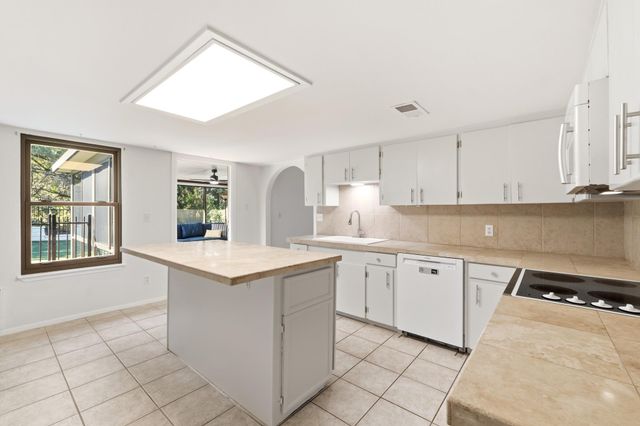 606 Rolling Hills RD, Liberty Hill, TX 78642